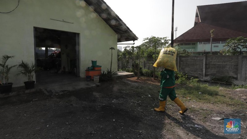 Petugas pengelolaan limbah B3 Dinas Lingkungan Hidup (DLH) membawa limbah medis warga yang akan dipilah di Cengkareng, Jakarta Barat, Kamis (30/7/20). (CNBC Indonesia/Tri Susilo) 

Pandemi Covid-19 membuat limbah medis atau infeksius di DKI Jakarta meningkat.

Kasie Pengelolaan Limbah BE Dinas Lingkungan Hidup (DLH) DKI Jakarta Rosa Ambarsari, mengatakan, pada Juli 2020 atau periode kedua saat Covid-19 mewabah, DLH DKI telah memproses 206,76 kilogram limbah medis warga yang terkumpul dari lima wilayah Jakarta.

Berdasarkan data, Jakarta Selatan menjadi wilayah dengan penyumbang limbah medis tertinggi di Ibu Kota.   

Rinciannya, 85 kilogram limbah B3 dari Jakarta Selatan, 46,75 kilogram dari Jakarta Barat, 42 kilogram dari Jakarta Timur, 21 kilogram dari Jakarta Utara, dan 12 kilogram dari Jakarta Pusat.   

Pemprov DKI menggandeng pihak ketiga untuk mengolah sampah yang berpotensi masuk dalam kategori limbah bahan beracun berbahaya (limbah B3) itu.

