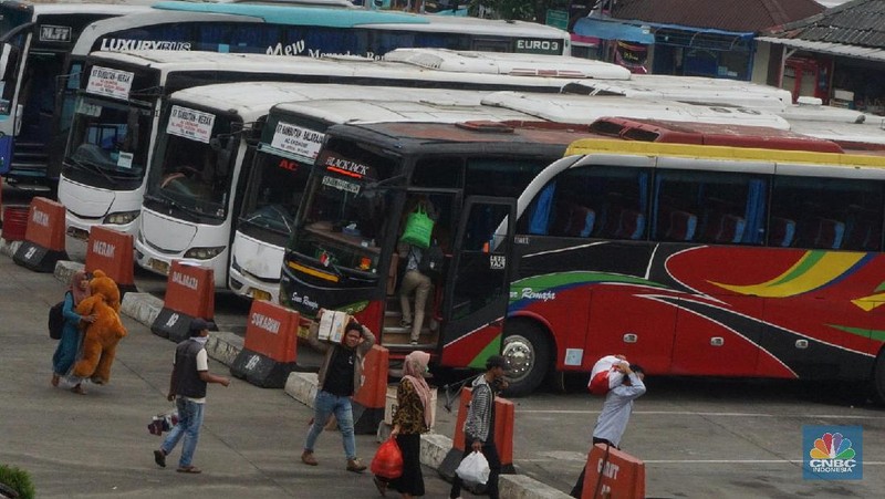 Calon penumpang menunggu bus di Terminal Kampung Rambutan, Jakarta, Timur, Kamis, 30/7. Pemerintah tidak melarang mudik pada periode hari raya Idul Adha tahun ini. Terminal Kampung Rambutan pun mulai dipadati warga yang akan pulang ke kampung. Momen mudik Idul Adha 2020 berlangsung setelah pemerintah menghapus kewajiban melampirkan Surat Izin Keluar Masuk (SIKM). Kendati begitu, penyedia jasa bus AKAP tetap tak mau gegabah dan tetap memprioritaskan kesehatan. Kementerian Perhubungan (Kemenhub) melakukan sejumlah antisipasi menjelang Hari Raya Idul Adha 1441 H. Antisipasi dilakukan mengingat perayaan Hari Raya Idul Adha jatuh pada Jumat (31/7/2020), yang berarti akan ada libur panjang akhir pekan (long weekend). (վ/ Muhammad Sabki)