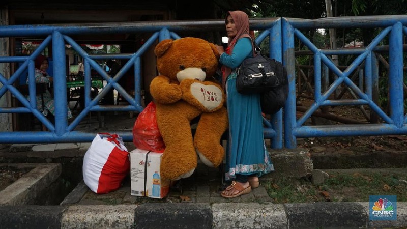 Calon penumpang menunggu bus di Terminal Kampung Rambutan, Jakarta, Timur, Kamis, 30/7. Pemerintah tidak melarang mudik pada periode hari raya Idul Adha tahun ini. Terminal Kampung Rambutan pun mulai dipadati warga yang akan pulang ke kampung. Momen mudik Idul Adha 2020 berlangsung setelah pemerintah menghapus kewajiban melampirkan Surat Izin Keluar Masuk (SIKM). Kendati begitu, penyedia jasa bus AKAP tetap tak mau gegabah dan tetap memprioritaskan kesehatan. Kementerian Perhubungan (Kemenhub) melakukan sejumlah antisipasi menjelang Hari Raya Idul Adha 1441 H. Antisipasi dilakukan mengingat perayaan Hari Raya Idul Adha jatuh pada Jumat (31/7/2020), yang berarti akan ada libur panjang akhir pekan (long weekend). (վ/ Muhammad Sabki)
