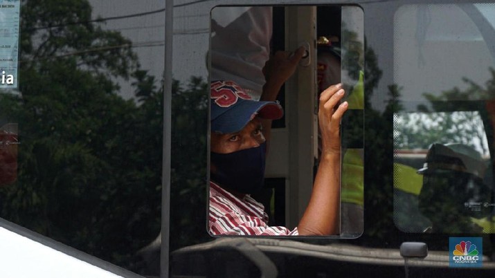 Penumpang Bus Kp. Rambutan (CNBC Indonesia/ Muhammad Sabki) Calon penumpang menunggu bus di Terminal Kampung Rambutan, Jakarta, Timur, Kamis, 30/7. Pemerintah tidak melarang mudik pada periode hari raya Idul Adha tahun ini. Terminal Kampung Rambutan pun mulai dipadati warga yang akan pulang ke kampung. Momen mudik Idul Adha 2020 berlangsung setelah pemerintah menghapus kewajiban melampirkan Surat Izin Keluar Masuk (SIKM). Kendati begitu, penyedia jasa bus AKAP tetap tak mau gegabah dan tetap memprioritaskan kesehatan. Kementerian Perhubungan (Kemenhub) melakukan sejumlah antisipasi menjelang Hari Raya Idul Adha 1441 H. Antisipasi dilakukan mengingat perayaan Hari Raya Idul Adha jatuh pada Jumat (31/7/2020), yang berarti akan ada libur panjang akhir pekan (long weekend). (CNBC Indonesia/ Muhammad Sabki)