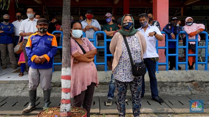 Calon penumpang menunggu bus di Terminal Kampung Rambutan, Jakarta, Timur, Kamis, 30/7. Pemerintah tidak melarang mudik pada periode hari raya Idul Adha tahun ini. Terminal Kampung Rambutan pun mulai dipadati warga yang akan pulang ke kampung. Momen mudik Idul Adha 2020 berlangsung setelah pemerintah menghapus kewajiban melampirkan Surat Izin Keluar Masuk (SIKM). Kendati begitu, penyedia jasa bus AKAP tetap tak mau gegabah dan tetap memprioritaskan kesehatan. Kementerian Perhubungan (Kemenhub) melakukan sejumlah antisipasi menjelang Hari Raya Idul Adha 1441 H. Antisipasi dilakukan mengingat perayaan Hari Raya Idul Adha jatuh pada Jumat (31/7/2020), yang berarti akan ada libur panjang akhir pekan (long weekend). (վ/ Muhammad Sabki)