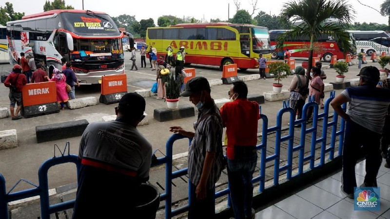 Calon penumpang menunggu bus di Terminal Kampung Rambutan, Jakarta, Timur, Kamis, 30/7. Pemerintah tidak melarang mudik pada periode hari raya Idul Adha tahun ini. Terminal Kampung Rambutan pun mulai dipadati warga yang akan pulang ke kampung. Momen mudik Idul Adha 2020 berlangsung setelah pemerintah menghapus kewajiban melampirkan Surat Izin Keluar Masuk (SIKM). Kendati begitu, penyedia jasa bus AKAP tetap tak mau gegabah dan tetap memprioritaskan kesehatan. Kementerian Perhubungan (Kemenhub) melakukan sejumlah antisipasi menjelang Hari Raya Idul Adha 1441 H. Antisipasi dilakukan mengingat perayaan Hari Raya Idul Adha jatuh pada Jumat (31/7/2020), yang berarti akan ada libur panjang akhir pekan (long weekend). (վ/ Muhammad Sabki)