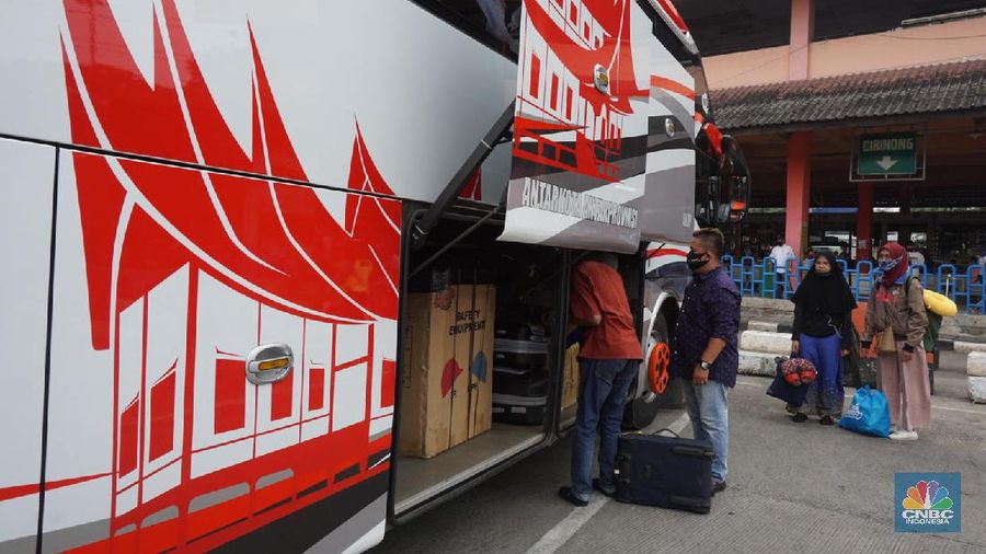 Calon penumpang menunggu bus di Terminal Kampung Rambutan, Jakarta, Timur, Kamis, 30/7. Pemerintah tidak melarang mudik pada periode hari raya Idul Adha tahun ini. Terminal Kampung Rambutan pun mulai dipadati warga yang akan pulang ke kampung. Momen mudik Idul Adha 2020 berlangsung setelah pemerintah menghapus kewajiban melampirkan Surat Izin Keluar Masuk (SIKM). Kendati begitu, penyedia jasa bus AKAP tetap tak mau gegabah dan tetap memprioritaskan kesehatan. Kementerian Perhubungan (Kemenhub) melakukan sejumlah antisipasi menjelang Hari Raya Idul Adha 1441 H. Antisipasi dilakukan mengingat perayaan Hari Raya Idul Adha jatuh pada Jumat (31/7/2020), yang berarti akan ada libur panjang akhir pekan (long weekend). (վ/ Muhammad Sabki)