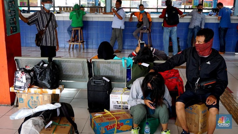 Calon penumpang menunggu bus di Terminal Kampung Rambutan, Jakarta, Timur, Kamis, 30/7. Pemerintah tidak melarang mudik pada periode hari raya Idul Adha tahun ini. Terminal Kampung Rambutan pun mulai dipadati warga yang akan pulang ke kampung. Momen mudik Idul Adha 2020 berlangsung setelah pemerintah menghapus kewajiban melampirkan Surat Izin Keluar Masuk (SIKM). Kendati begitu, penyedia jasa bus AKAP tetap tak mau gegabah dan tetap memprioritaskan kesehatan. Kementerian Perhubungan (Kemenhub) melakukan sejumlah antisipasi menjelang Hari Raya Idul Adha 1441 H. Antisipasi dilakukan mengingat perayaan Hari Raya Idul Adha jatuh pada Jumat (31/7/2020), yang berarti akan ada libur panjang akhir pekan (long weekend). (վ/ Muhammad Sabki)