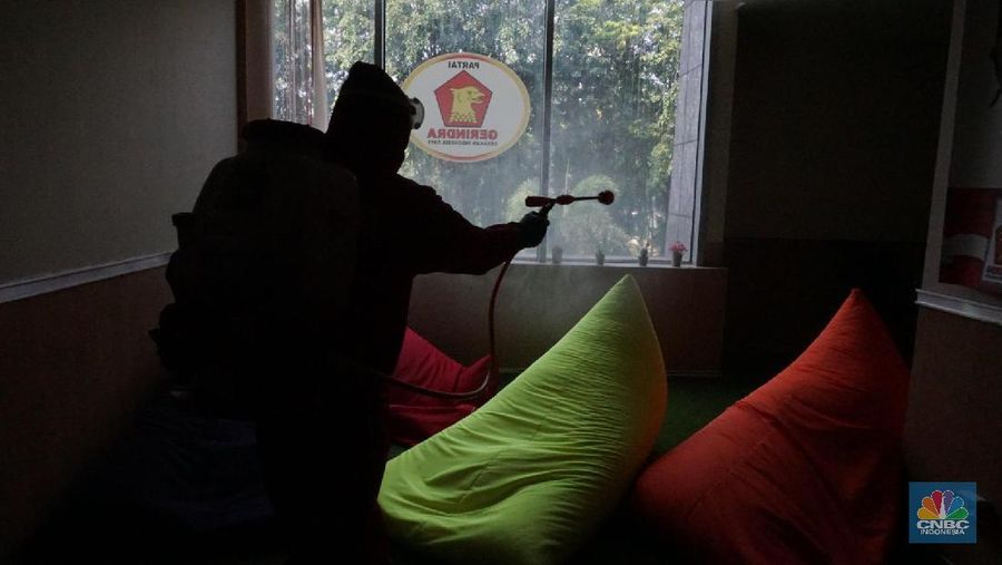 Petugas damkar menyemprot disinfektan di Gedung DPRD DKI, Jakarta, Kamis 30/7. Gedung DPRD DKI Jakarta ditutup selama lima hari mulai Rabu 29 Juli sampai Minggu 2 Agustus 2020. Lantaran, satu anggota DPRD DKI Jakarta dan satu PNS dinyatakan terpapar virus Corona atau Covid-19. Kantor menjadi salah satu penularan Corona dengan tingkat risiko tinggi. Maka dari itu area perkantoran disarankan memiliki sirkulasi udara yang baik. Sebab, kualitas udara yang tidak baik disebut menjadi salah satu faktor penularan Corona rentan terjadi di kantor. Ada 68 klaster Corona yang dilaporkan Dinas Kesehatan Provinsi DKI Jakarta ditemukan di perkantoran. Dari 68 klaster tersebut, total 440 pekerja dinyatakan positif virus Corona COVID-19 dan diisolasi. (CNBC Indonesia/ Muhammad Sabki)