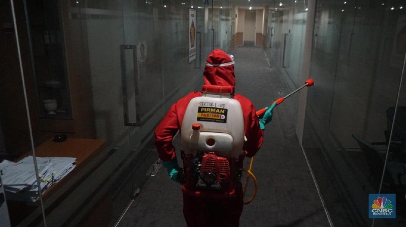 Petugas damkar menyemprot disinfektan di Gedung DPRD DKI, Jakarta, Kamis 30/7. Gedung DPRD DKI Jakarta ditutup selama lima hari mulai Rabu 29 Juli sampai Minggu 2 Agustus 2020. Lantaran, satu anggota DPRD DKI Jakarta dan satu PNS dinyatakan terpapar virus Corona atau Covid-19. Kantor menjadi salah satu penularan Corona dengan tingkat risiko tinggi. Maka dari itu area perkantoran disarankan memiliki sirkulasi udara yang baik. Sebab, kualitas udara yang tidak baik disebut menjadi salah satu faktor penularan Corona rentan terjadi di kantor. Ada 68 klaster Corona yang dilaporkan Dinas Kesehatan Provinsi DKI Jakarta ditemukan di perkantoran. Dari 68 klaster tersebut, total 440 pekerja dinyatakan positif virus Corona COVID-19 dan diisolasi. (CNBC Indonesia/ Muhammad Sabki)