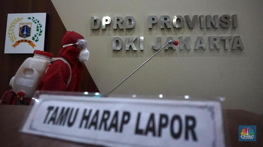 Petugas damkar menyemprot disinfektan di Gedung DPRD DKI, Jakarta, Kamis (30/7). (CNBC Indonesia/ Muhammad Sabki)