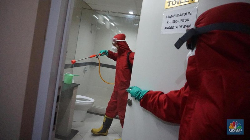 Petugas damkar menyemprot disinfektan di Gedung DPRD DKI, Jakarta, Kamis 30/7. Gedung DPRD DKI Jakarta ditutup selama lima hari mulai Rabu 29 Juli sampai Minggu 2 Agustus 2020. Lantaran, satu anggota DPRD DKI Jakarta dan satu PNS dinyatakan terpapar virus Corona atau Covid-19. Kantor menjadi salah satu penularan Corona dengan tingkat risiko tinggi. Maka dari itu area perkantoran disarankan memiliki sirkulasi udara yang baik. Sebab, kualitas udara yang tidak baik disebut menjadi salah satu faktor penularan Corona rentan terjadi di kantor. Ada 68 klaster Corona yang dilaporkan Dinas Kesehatan Provinsi DKI Jakarta ditemukan di perkantoran. Dari 68 klaster tersebut, total 440 pekerja dinyatakan positif virus Corona COVID-19 dan diisolasi. (CNBC Indonesia/ Muhammad Sabki)