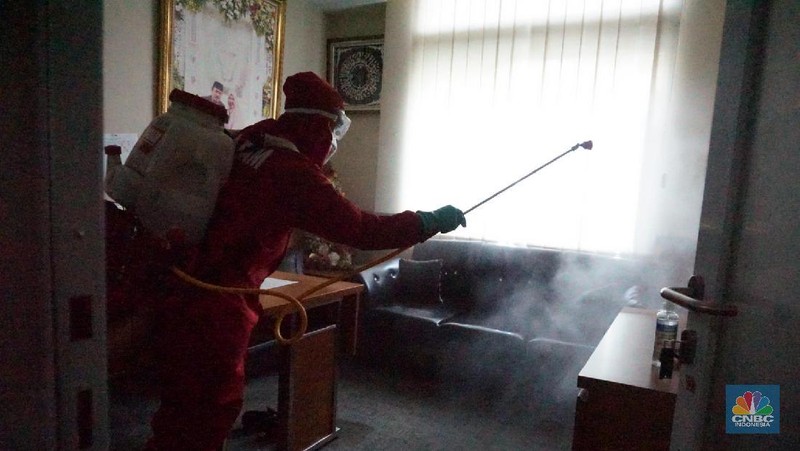 Petugas damkar menyemprot disinfektan di Gedung DPRD DKI, Jakarta, Kamis 30/7. Gedung DPRD DKI Jakarta ditutup selama lima hari mulai Rabu 29 Juli sampai Minggu 2 Agustus 2020. Lantaran, satu anggota DPRD DKI Jakarta dan satu PNS dinyatakan terpapar virus Corona atau Covid-19. Kantor menjadi salah satu penularan Corona dengan tingkat risiko tinggi. Maka dari itu area perkantoran disarankan memiliki sirkulasi udara yang baik. Sebab, kualitas udara yang tidak baik disebut menjadi salah satu faktor penularan Corona rentan terjadi di kantor. Ada 68 klaster Corona yang dilaporkan Dinas Kesehatan Provinsi DKI Jakarta ditemukan di perkantoran. Dari 68 klaster tersebut, total 440 pekerja dinyatakan positif virus Corona COVID-19 dan diisolasi. (CNBC Indonesia/ Muhammad Sabki)