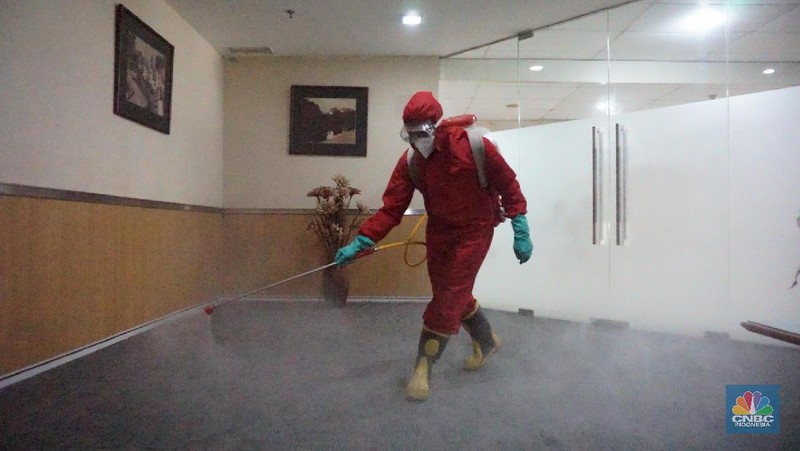 Petugas damkar menyemprot disinfektan di Gedung DPRD DKI, Jakarta, Kamis 30/7. Gedung DPRD DKI Jakarta ditutup selama lima hari mulai Rabu 29 Juli sampai Minggu 2 Agustus 2020. Lantaran, satu anggota DPRD DKI Jakarta dan satu PNS dinyatakan terpapar virus Corona atau Covid-19. Kantor menjadi salah satu penularan Corona dengan tingkat risiko tinggi. Maka dari itu area perkantoran disarankan memiliki sirkulasi udara yang baik. Sebab, kualitas udara yang tidak baik disebut menjadi salah satu faktor penularan Corona rentan terjadi di kantor. Ada 68 klaster Corona yang dilaporkan Dinas Kesehatan Provinsi DKI Jakarta ditemukan di perkantoran. Dari 68 klaster tersebut, total 440 pekerja dinyatakan positif virus Corona COVID-19 dan diisolasi. (CNBC Indonesia/ Muhammad Sabki)