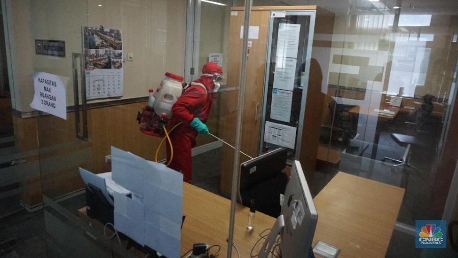 Petugas damkar menyemprot disinfektan di Gedung DPRD DKI, Jakarta, Kamis (30/7). (CNBC Indonesia/ Muhammad Sabki)