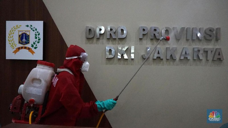 Petugas damkar menyemprot disinfektan di Gedung DPRD DKI, Jakarta, Kamis 30/7. Gedung DPRD DKI Jakarta ditutup selama lima hari mulai Rabu 29 Juli sampai Minggu 2 Agustus 2020. Lantaran, satu anggota DPRD DKI Jakarta dan satu PNS dinyatakan terpapar virus Corona atau Covid-19. Kantor menjadi salah satu penularan Corona dengan tingkat risiko tinggi. Maka dari itu area perkantoran disarankan memiliki sirkulasi udara yang baik. Sebab, kualitas udara yang tidak baik disebut menjadi salah satu faktor penularan Corona rentan terjadi di kantor. Ada 68 klaster Corona yang dilaporkan Dinas Kesehatan Provinsi DKI Jakarta ditemukan di perkantoran. Dari 68 klaster tersebut, total 440 pekerja dinyatakan positif virus Corona COVID-19 dan diisolasi. (CNBC Indonesia/ Muhammad Sabki)