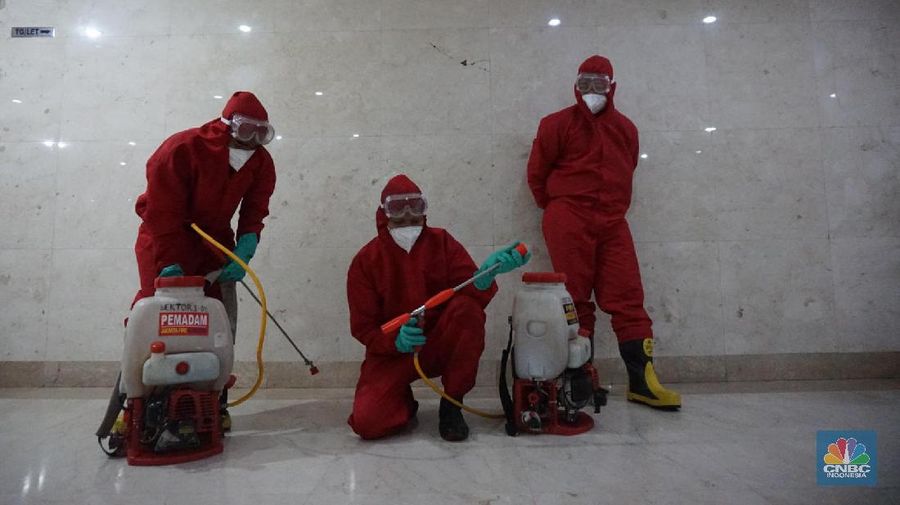 Petugas damkar menyemprot disinfektan di Gedung DPRD DKI, Jakarta, Kamis 30/7. Gedung DPRD DKI Jakarta ditutup selama lima hari mulai Rabu 29 Juli sampai Minggu 2 Agustus 2020. Lantaran, satu anggota DPRD DKI Jakarta dan satu PNS dinyatakan terpapar virus Corona atau Covid-19. Kantor menjadi salah satu penularan Corona dengan tingkat risiko tinggi. Maka dari itu area perkantoran disarankan memiliki sirkulasi udara yang baik. Sebab, kualitas udara yang tidak baik disebut menjadi salah satu faktor penularan Corona rentan terjadi di kantor. Ada 68 klaster Corona yang dilaporkan Dinas Kesehatan Provinsi DKI Jakarta ditemukan di perkantoran. Dari 68 klaster tersebut, total 440 pekerja dinyatakan positif virus Corona COVID-19 dan diisolasi. (CNBC Indonesia/ Muhammad Sabki)