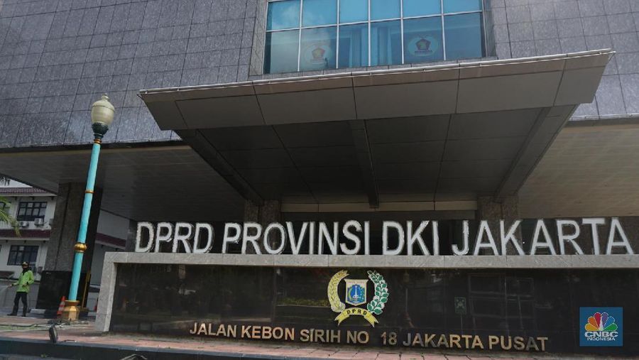 Petugas damkar menyemprot disinfektan di Gedung DPRD DKI, Jakarta, Kamis (30/7). (CNBC Indonesia/ Muhammad Sabki)
