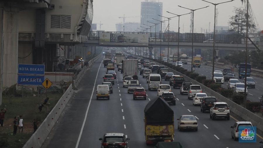 Kepadatan kendaraan di ruas tol Jakarta-Cikampek, Jakarta, Kamis, 30 Juli 2020. Pemerintah memprediksi akan adanya lonjakan lalu lintas kendaraan bermotor pada libur Iduladha nanti, karena tidak adanya larangan mudik seperti yang dilakukan pada saat Idulfitri lalu. Kementerian Perhubungan (Kemenhub) melakukan sejumlah antisipasi menjelang Hari Raya Idul Adha 1441 H. Antisipasi dilakukan mengingat perayaan Hari Raya Idul Adha jatuh pada Jumat (31/7/2020), yang berarti akan ada libur panjang akhir pekan (long weekend). Sementara untuk mengantisipasi lonjakan lalu lintas kendaraan bermotor saat liburan Idul Adha, Kemenhub mempersiapkan personel serta berkoordinasi dengan instansi terkait seperti kepolisian dan Dinas Perhubungan di daerah untuk meningkatkan pengawasan di lapangan, serta dengan para operator transportasi. (CNBC Indonesia/ Muhammad Sabki)