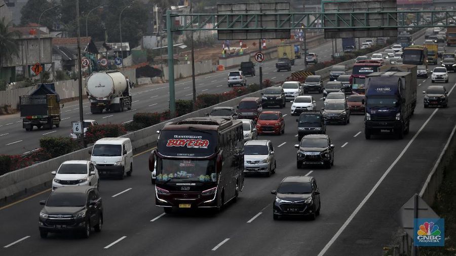Kepadatan kendaraan di ruas tol Jakarta-Cikampek, Jakarta, Kamis, 30 Juli 2020. Pemerintah memprediksi akan adanya lonjakan lalu lintas kendaraan bermotor pada libur Iduladha nanti, karena tidak adanya larangan mudik seperti yang dilakukan pada saat Idulfitri lalu. Kementerian Perhubungan (Kemenhub) melakukan sejumlah antisipasi menjelang Hari Raya Idul Adha 1441 H. Antisipasi dilakukan mengingat perayaan Hari Raya Idul Adha jatuh pada Jumat (31/7/2020), yang berarti akan ada libur panjang akhir pekan (long weekend). Sementara untuk mengantisipasi lonjakan lalu lintas kendaraan bermotor saat liburan Idul Adha, Kemenhub mempersiapkan personel serta berkoordinasi dengan instansi terkait seperti kepolisian dan Dinas Perhubungan di daerah untuk meningkatkan pengawasan di lapangan, serta dengan para operator transportasi. (CNBC Indonesia/ Muhammad Sabki)