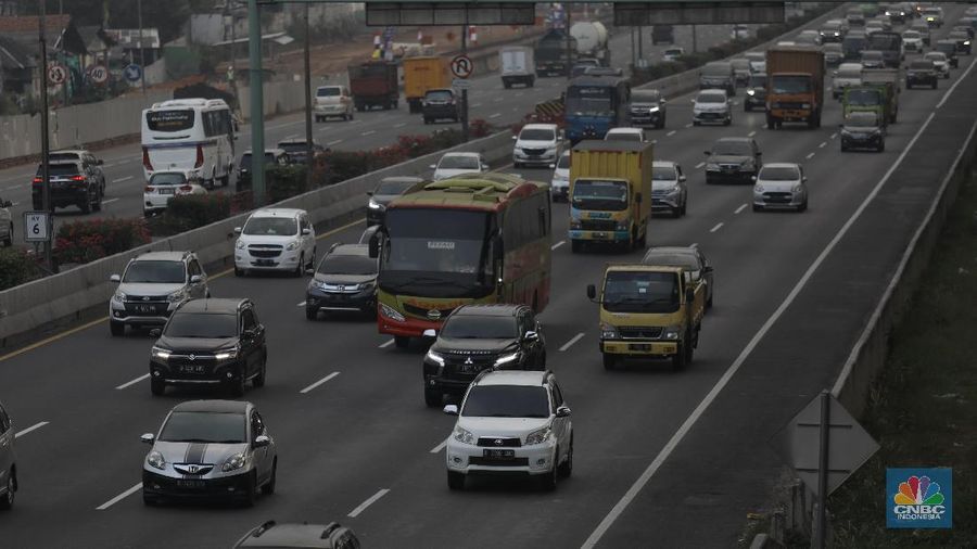 Kepadatan kendaraan di ruas tol Jakarta-Cikampek, Jakarta, Kamis, 30 Juli 2020. Pemerintah memprediksi akan adanya lonjakan lalu lintas kendaraan bermotor pada libur Iduladha nanti, karena tidak adanya larangan mudik seperti yang dilakukan pada saat Idulfitri lalu. Kementerian Perhubungan (Kemenhub) melakukan sejumlah antisipasi menjelang Hari Raya Idul Adha 1441 H. Antisipasi dilakukan mengingat perayaan Hari Raya Idul Adha jatuh pada Jumat (31/7/2020), yang berarti akan ada libur panjang akhir pekan (long weekend). Sementara untuk mengantisipasi lonjakan lalu lintas kendaraan bermotor saat liburan Idul Adha, Kemenhub mempersiapkan personel serta berkoordinasi dengan instansi terkait seperti kepolisian dan Dinas Perhubungan di daerah untuk meningkatkan pengawasan di lapangan, serta dengan para operator transportasi. (CNBC Indonesia/ Muhammad Sabki)