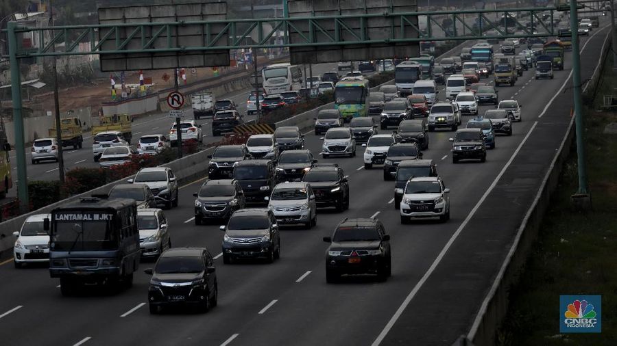 Kepadatan kendaraan di ruas tol Jakarta-Cikampek, Jakarta, Kamis, 30 Juli 2020. Pemerintah memprediksi akan adanya lonjakan lalu lintas kendaraan bermotor pada libur Iduladha nanti, karena tidak adanya larangan mudik seperti yang dilakukan pada saat Idulfitri lalu. Kementerian Perhubungan (Kemenhub) melakukan sejumlah antisipasi menjelang Hari Raya Idul Adha 1441 H. Antisipasi dilakukan mengingat perayaan Hari Raya Idul Adha jatuh pada Jumat (31/7/2020), yang berarti akan ada libur panjang akhir pekan (long weekend). Sementara untuk mengantisipasi lonjakan lalu lintas kendaraan bermotor saat liburan Idul Adha, Kemenhub mempersiapkan personel serta berkoordinasi dengan instansi terkait seperti kepolisian dan Dinas Perhubungan di daerah untuk meningkatkan pengawasan di lapangan, serta dengan para operator transportasi. (CNBC Indonesia/ Muhammad Sabki)