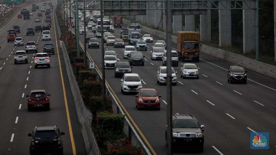 Kepadatan kendaraan di ruas tol Jakarta-Cikampek, Jakarta, Kamis, 30 Juli 2020. Pemerintah memprediksi akan adanya lonjakan lalu lintas kendaraan bermotor pada libur Iduladha nanti, karena tidak adanya larangan mudik seperti yang dilakukan pada saat Idulfitri lalu. Kementerian Perhubungan (Kemenhub) melakukan sejumlah antisipasi menjelang Hari Raya Idul Adha 1441 H. Antisipasi dilakukan mengingat perayaan Hari Raya Idul Adha jatuh pada Jumat (31/7/2020), yang berarti akan ada libur panjang akhir pekan (long weekend). Sementara untuk mengantisipasi lonjakan lalu lintas kendaraan bermotor saat liburan Idul Adha, Kemenhub mempersiapkan personel serta berkoordinasi dengan instansi terkait seperti kepolisian dan Dinas Perhubungan di daerah untuk meningkatkan pengawasan di lapangan, serta dengan para operator transportasi. (CNBC Indonesia/ Muhammad Sabki)