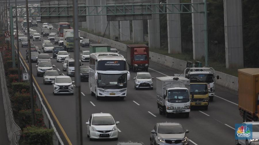 Kepadatan kendaraan di ruas tol Jakarta-Cikampek, Jakarta, Kamis, 30 Juli 2020. Pemerintah memprediksi akan adanya lonjakan lalu lintas kendaraan bermotor pada libur Iduladha nanti, karena tidak adanya larangan mudik seperti yang dilakukan pada saat Idulfitri lalu. Kementerian Perhubungan (Kemenhub) melakukan sejumlah antisipasi menjelang Hari Raya Idul Adha 1441 H. Antisipasi dilakukan mengingat perayaan Hari Raya Idul Adha jatuh pada Jumat (31/7/2020), yang berarti akan ada libur panjang akhir pekan (long weekend). Sementara untuk mengantisipasi lonjakan lalu lintas kendaraan bermotor saat liburan Idul Adha, Kemenhub mempersiapkan personel serta berkoordinasi dengan instansi terkait seperti kepolisian dan Dinas Perhubungan di daerah untuk meningkatkan pengawasan di lapangan, serta dengan para operator transportasi. (CNBC Indonesia/ Muhammad Sabki)