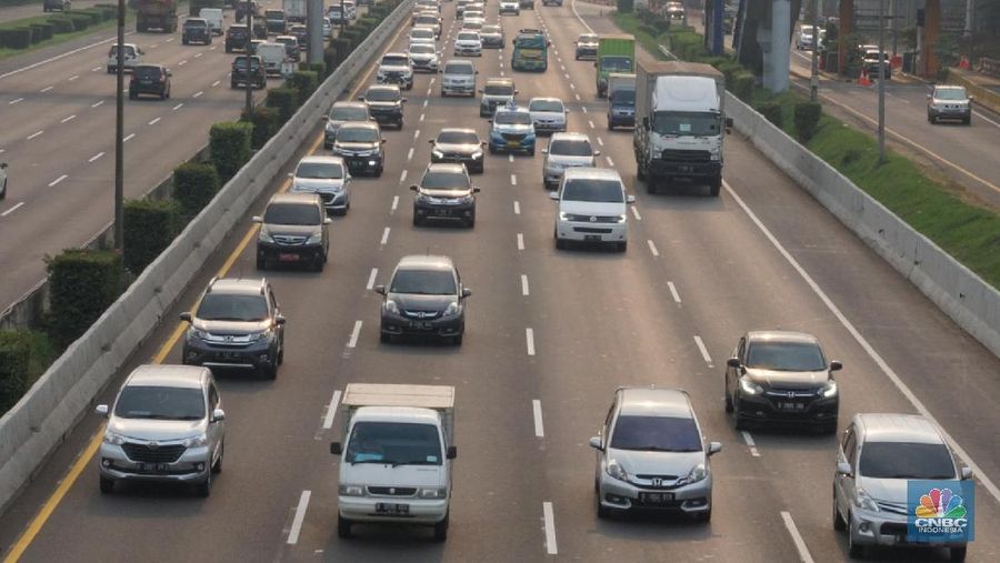 Kepadatan kendaraan di ruas tol Jakarta-Cikampek, Jakarta, Kamis, 30 Juli 2020. Pemerintah memprediksi akan adanya lonjakan lalu lintas kendaraan bermotor pada libur Iduladha nanti, karena tidak adanya larangan mudik seperti yang dilakukan pada saat Idulfitri lalu. Kementerian Perhubungan (Kemenhub) melakukan sejumlah antisipasi menjelang Hari Raya Idul Adha 1441 H. Antisipasi dilakukan mengingat perayaan Hari Raya Idul Adha jatuh pada Jumat (31/7/2020), yang berarti akan ada libur panjang akhir pekan (long weekend). Sementara untuk mengantisipasi lonjakan lalu lintas kendaraan bermotor saat liburan Idul Adha, Kemenhub mempersiapkan personel serta berkoordinasi dengan instansi terkait seperti kepolisian dan Dinas Perhubungan di daerah untuk meningkatkan pengawasan di lapangan, serta dengan para operator transportasi. (CNBC Indonesia/ Muhammad Sabki)