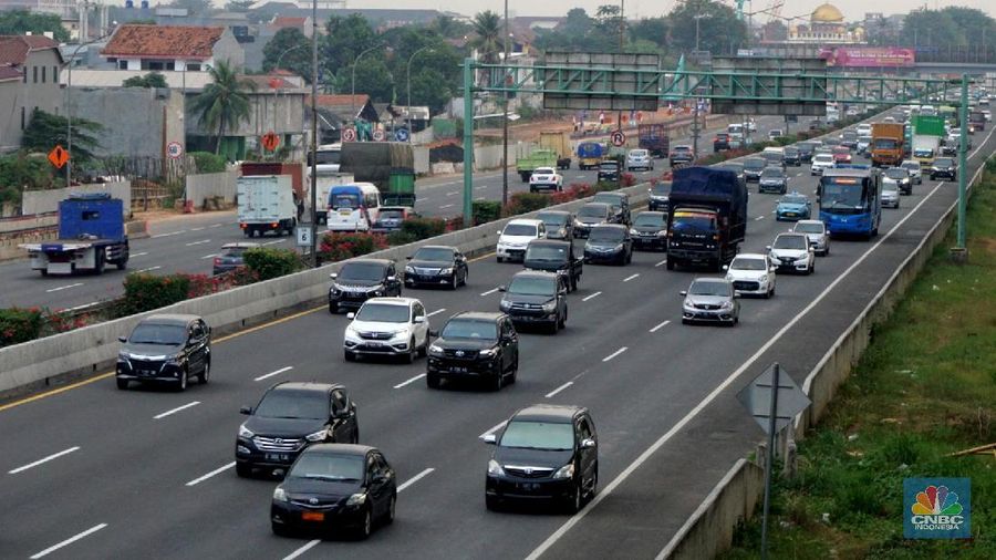 Kepadatan kendaraan di ruas tol Jakarta-Cikampek, Jakarta, Kamis, 30 Juli 2020. Pemerintah memprediksi akan adanya lonjakan lalu lintas kendaraan bermotor pada libur Iduladha nanti, karena tidak adanya larangan mudik seperti yang dilakukan pada saat Idulfitri lalu. Kementerian Perhubungan (Kemenhub) melakukan sejumlah antisipasi menjelang Hari Raya Idul Adha 1441 H. Antisipasi dilakukan mengingat perayaan Hari Raya Idul Adha jatuh pada Jumat (31/7/2020), yang berarti akan ada libur panjang akhir pekan (long weekend). Sementara untuk mengantisipasi lonjakan lalu lintas kendaraan bermotor saat liburan Idul Adha, Kemenhub mempersiapkan personel serta berkoordinasi dengan instansi terkait seperti kepolisian dan Dinas Perhubungan di daerah untuk meningkatkan pengawasan di lapangan, serta dengan para operator transportasi. (CNBC Indonesia/ Muhammad Sabki)