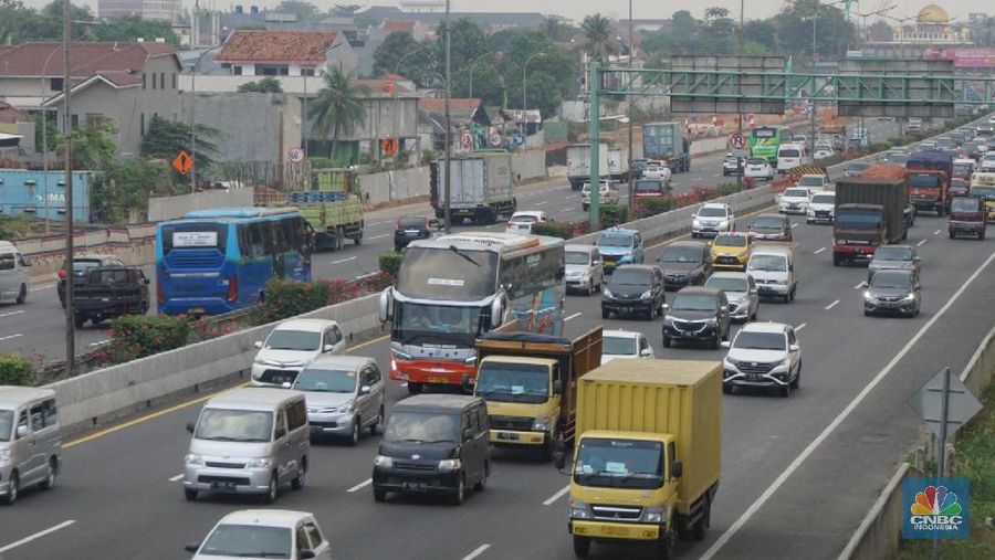 Kepadatan kendaraan di ruas tol Jakarta-Cikampek, Jakarta, Kamis, 30 Juli 2020. Pemerintah memprediksi akan adanya lonjakan lalu lintas kendaraan bermotor pada libur Iduladha nanti, karena tidak adanya larangan mudik seperti yang dilakukan pada saat Idulfitri lalu. Kementerian Perhubungan (Kemenhub) melakukan sejumlah antisipasi menjelang Hari Raya Idul Adha 1441 H. Antisipasi dilakukan mengingat perayaan Hari Raya Idul Adha jatuh pada Jumat (31/7/2020), yang berarti akan ada libur panjang akhir pekan (long weekend). Sementara untuk mengantisipasi lonjakan lalu lintas kendaraan bermotor saat liburan Idul Adha, Kemenhub mempersiapkan personel serta berkoordinasi dengan instansi terkait seperti kepolisian dan Dinas Perhubungan di daerah untuk meningkatkan pengawasan di lapangan, serta dengan para operator transportasi. (²©²ÊÍøÕ¾/ Muhammad Sabki)