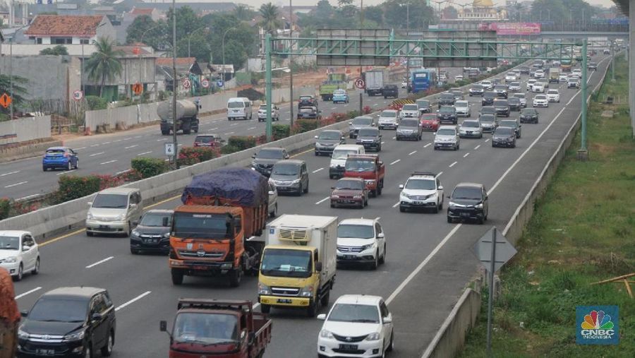 Kepadatan kendaraan di ruas tol Jakarta-Cikampek, Jakarta, Kamis, 30 Juli 2020. Pemerintah memprediksi akan adanya lonjakan lalu lintas kendaraan bermotor pada libur Iduladha nanti, karena tidak adanya larangan mudik seperti yang dilakukan pada saat Idulfitri lalu. Kementerian Perhubungan (Kemenhub) melakukan sejumlah antisipasi menjelang Hari Raya Idul Adha 1441 H. Antisipasi dilakukan mengingat perayaan Hari Raya Idul Adha jatuh pada Jumat (31/7/2020), yang berarti akan ada libur panjang akhir pekan (long weekend). Sementara untuk mengantisipasi lonjakan lalu lintas kendaraan bermotor saat liburan Idul Adha, Kemenhub mempersiapkan personel serta berkoordinasi dengan instansi terkait seperti kepolisian dan Dinas Perhubungan di daerah untuk meningkatkan pengawasan di lapangan, serta dengan para operator transportasi. (CNBC Indonesia/ Muhammad Sabki)