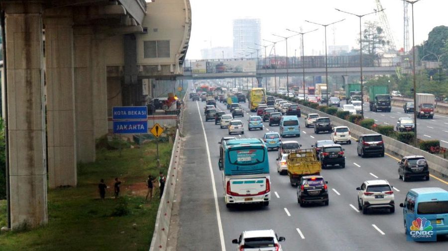Kepadatan kendaraan di ruas tol Jakarta-Cikampek, Jakarta, Kamis, 30 Juli 2020. Pemerintah memprediksi akan adanya lonjakan lalu lintas kendaraan bermotor pada libur Iduladha nanti, karena tidak adanya larangan mudik seperti yang dilakukan pada saat Idulfitri lalu. Kementerian Perhubungan (Kemenhub) melakukan sejumlah antisipasi menjelang Hari Raya Idul Adha 1441 H. Antisipasi dilakukan mengingat perayaan Hari Raya Idul Adha jatuh pada Jumat (31/7/2020), yang berarti akan ada libur panjang akhir pekan (long weekend). Sementara untuk mengantisipasi lonjakan lalu lintas kendaraan bermotor saat liburan Idul Adha, Kemenhub mempersiapkan personel serta berkoordinasi dengan instansi terkait seperti kepolisian dan Dinas Perhubungan di daerah untuk meningkatkan pengawasan di lapangan, serta dengan para operator transportasi. (վ/ Muhammad Sabki)