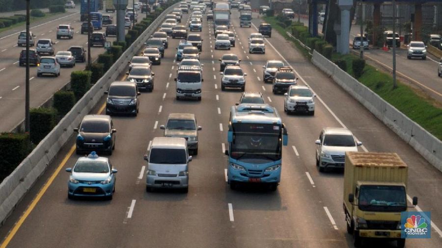 Kepadatan kendaraan di ruas tol Jakarta-Cikampek, Jakarta, Kamis, 30 Juli 2020. Pemerintah memprediksi akan adanya lonjakan lalu lintas kendaraan bermotor pada libur Iduladha nanti, karena tidak adanya larangan mudik seperti yang dilakukan pada saat Idulfitri lalu. Kementerian Perhubungan (Kemenhub) melakukan sejumlah antisipasi menjelang Hari Raya Idul Adha 1441 H. Antisipasi dilakukan mengingat perayaan Hari Raya Idul Adha jatuh pada Jumat (31/7/2020), yang berarti akan ada libur panjang akhir pekan (long weekend). Sementara untuk mengantisipasi lonjakan lalu lintas kendaraan bermotor saat liburan Idul Adha, Kemenhub mempersiapkan personel serta berkoordinasi dengan instansi terkait seperti kepolisian dan Dinas Perhubungan di daerah untuk meningkatkan pengawasan di lapangan, serta dengan para operator transportasi. (²©²ÊÍøÕ¾/ Muhammad Sabki)