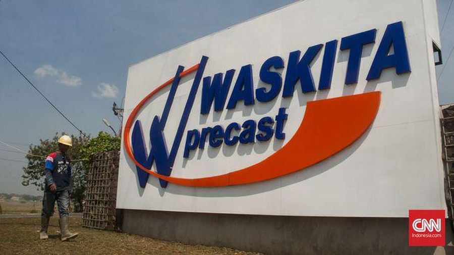 Seorang Pekerja melintas di depan PT Waskita Beton Precast, Karawang, Rabu, 3 Agustus 2016. PT Waskita Karya Tbk. memproyeksi nilai kapitalisasi pasar anak usaha PT Waskita Beton Precast bisa mencapai Rp10 triliun selepas proses penawaran umum perdana atau IPO tuntas. (CNN Indonesia/Djonet Sugiarto)