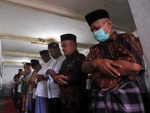 Jemaah Tarekat Naqsabandiyah di Padang Salat Idul Adha 15 Juni
