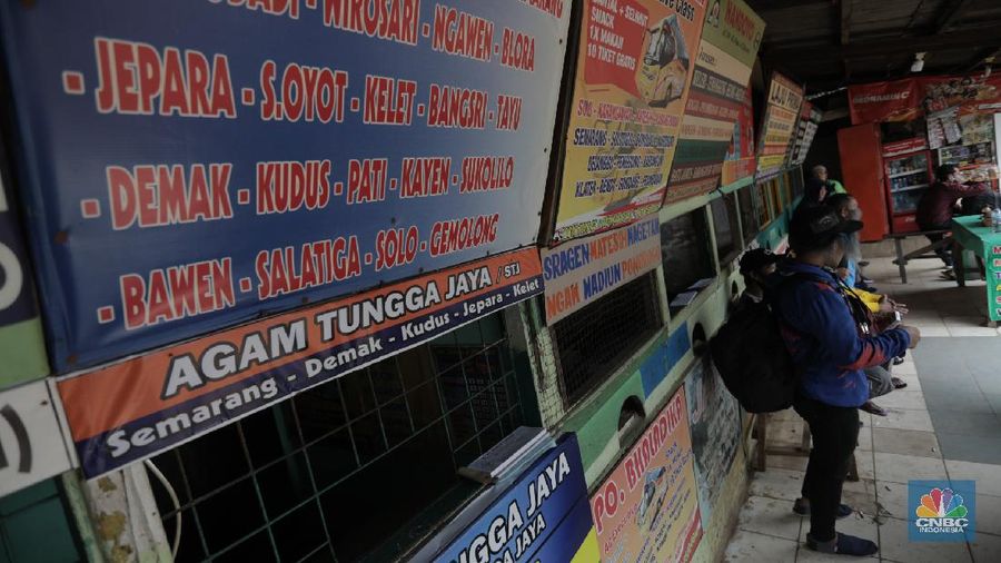 Calon penumpang menunggu bus di Terminal Kampung Rambutan, Jakarta, Timur, Kamis, 30/7. Pemerintah tidak melarang mudik pada periode hari raya Idul Adha tahun ini. Terminal Kampung Rambutan pun mulai dipadati warga yang akan pulang ke kampung. Momen mudik Idul Adha 2020 berlangsung setelah pemerintah menghapus kewajiban melampirkan Surat Izin Keluar Masuk (SIKM). Kendati begitu, penyedia jasa bus AKAP tetap tak mau gegabah dan tetap memprioritaskan kesehatan. Kementerian Perhubungan (Kemenhub) melakukan sejumlah antisipasi menjelang Hari Raya Idul Adha 1441 H. Antisipasi dilakukan mengingat perayaan Hari Raya Idul Adha jatuh pada Jumat (31/7/2020), yang berarti akan ada libur panjang akhir pekan (long weekend). (վ/ Muhammad Sabki)