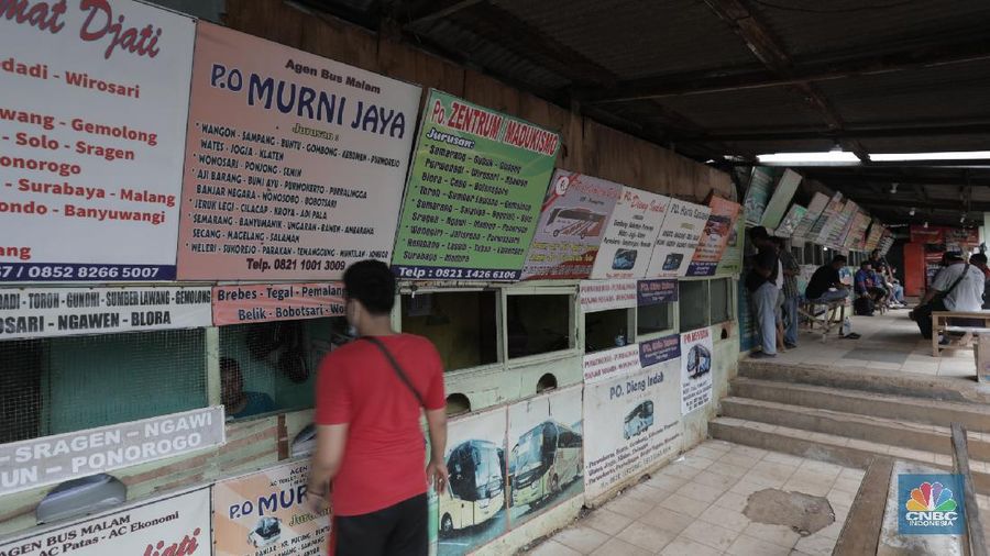 Calon penumpang menunggu bus di Terminal Kampung Rambutan, Jakarta, Timur, Kamis, 30/7. Pemerintah tidak melarang mudik pada periode hari raya Idul Adha tahun ini. Terminal Kampung Rambutan pun mulai dipadati warga yang akan pulang ke kampung. Momen mudik Idul Adha 2020 berlangsung setelah pemerintah menghapus kewajiban melampirkan Surat Izin Keluar Masuk (SIKM). Kendati begitu, penyedia jasa bus AKAP tetap tak mau gegabah dan tetap memprioritaskan kesehatan. Kementerian Perhubungan (Kemenhub) melakukan sejumlah antisipasi menjelang Hari Raya Idul Adha 1441 H. Antisipasi dilakukan mengingat perayaan Hari Raya Idul Adha jatuh pada Jumat (31/7/2020), yang berarti akan ada libur panjang akhir pekan (long weekend). (վ/ Muhammad Sabki)