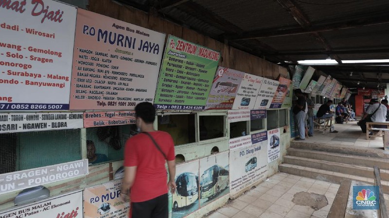 Calon penumpang menunggu bus di Terminal Kampung Rambutan, Jakarta, Timur, Kamis, 30/7. Pemerintah tidak melarang mudik pada periode hari raya Idul Adha tahun ini. Terminal Kampung Rambutan pun mulai dipadati warga yang akan pulang ke kampung. Momen mudik Idul Adha 2020 berlangsung setelah pemerintah menghapus kewajiban melampirkan Surat Izin Keluar Masuk (SIKM). Kendati begitu, penyedia jasa bus AKAP tetap tak mau gegabah dan tetap memprioritaskan kesehatan. Kementerian Perhubungan (Kemenhub) melakukan sejumlah antisipasi menjelang Hari Raya Idul Adha 1441 H. Antisipasi dilakukan mengingat perayaan Hari Raya Idul Adha jatuh pada Jumat (31/7/2020), yang berarti akan ada libur panjang akhir pekan (long weekend). (վ/ Muhammad Sabki)