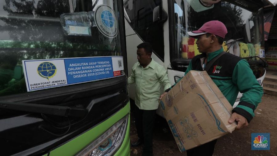 Calon penumpang menunggu bus di Terminal Kampung Rambutan, Jakarta, Timur, Kamis, 30/7. Pemerintah tidak melarang mudik pada periode hari raya Idul Adha tahun ini. Terminal Kampung Rambutan pun mulai dipadati warga yang akan pulang ke kampung. Momen mudik Idul Adha 2020 berlangsung setelah pemerintah menghapus kewajiban melampirkan Surat Izin Keluar Masuk (SIKM). Kendati begitu, penyedia jasa bus AKAP tetap tak mau gegabah dan tetap memprioritaskan kesehatan. Kementerian Perhubungan (Kemenhub) melakukan sejumlah antisipasi menjelang Hari Raya Idul Adha 1441 H. Antisipasi dilakukan mengingat perayaan Hari Raya Idul Adha jatuh pada Jumat (31/7/2020), yang berarti akan ada libur panjang akhir pekan (long weekend). (վ/ Muhammad Sabki)