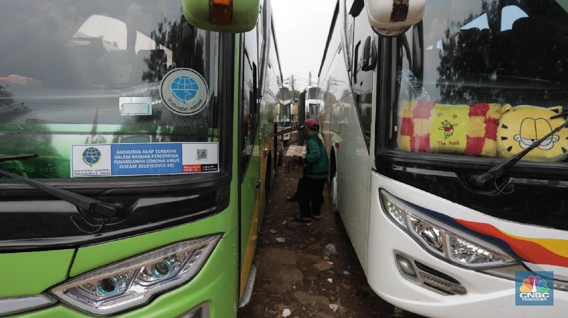 Calon penumpang menunggu bus di Terminal Kampung Rambutan, Jakarta, Timur, Kamis, 30/7. Pemerintah tidak melarang mudik pada periode hari raya Idul Adha tahun ini. Terminal Kampung Rambutan pun mulai dipadati warga yang akan pulang ke kampung. Momen mudik Idul Adha 2020 berlangsung setelah pemerintah menghapus kewajiban melampirkan Surat Izin Keluar Masuk (SIKM). Kendati begitu, penyedia jasa bus AKAP tetap tak mau gegabah dan tetap memprioritaskan kesehatan. Kementerian Perhubungan (Kemenhub) melakukan sejumlah antisipasi menjelang Hari Raya Idul Adha 1441 H. Antisipasi dilakukan mengingat perayaan Hari Raya Idul Adha jatuh pada Jumat (31/7/2020), yang berarti akan ada libur panjang akhir pekan (long weekend). (վ/ Muhammad Sabki)