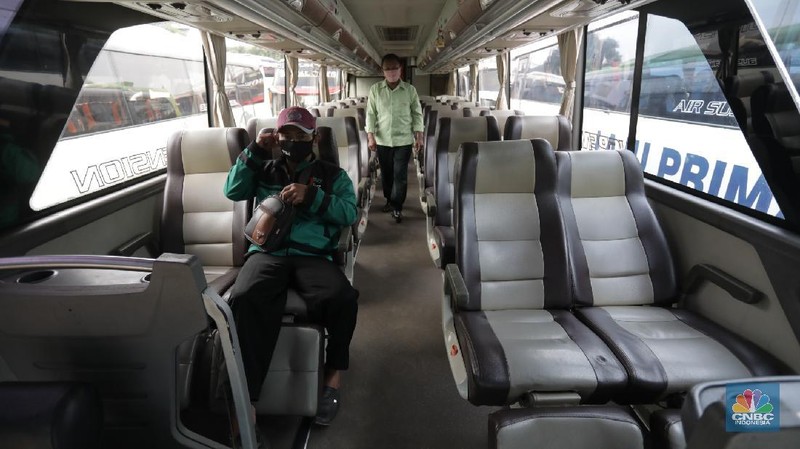 Calon penumpang menunggu bus di Terminal Kampung Rambutan, Jakarta, Timur, Kamis, 30/7. Pemerintah tidak melarang mudik pada periode hari raya Idul Adha tahun ini. Terminal Kampung Rambutan pun mulai dipadati warga yang akan pulang ke kampung. Momen mudik Idul Adha 2020 berlangsung setelah pemerintah menghapus kewajiban melampirkan Surat Izin Keluar Masuk (SIKM). Kendati begitu, penyedia jasa bus AKAP tetap tak mau gegabah dan tetap memprioritaskan kesehatan. Kementerian Perhubungan (Kemenhub) melakukan sejumlah antisipasi menjelang Hari Raya Idul Adha 1441 H. Antisipasi dilakukan mengingat perayaan Hari Raya Idul Adha jatuh pada Jumat (31/7/2020), yang berarti akan ada libur panjang akhir pekan (long weekend). (վ/ Muhammad Sabki)