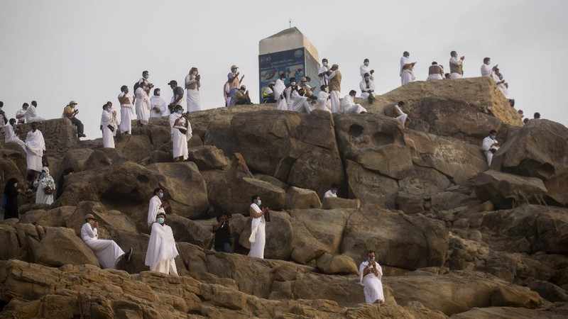 Muslim pilgrims pray near the Mercy mountain in Arafat as they distance themselves to protect against coronavirus during the annual hajj pilgrimage near the holy city of Mecca, Saudi Arabia, Thursday, July 30, 2020. This year's hajj was dramatically scaled down from 2.5 million pilgrims to as few as 1,000 due to the coronavirus pandemic. (AP Photo)