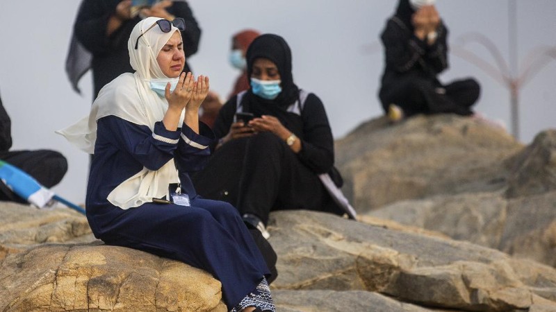 Muslim pilgrims pray near the Mercy mountain in Arafat as they distance themselves to protect against coronavirus during the annual hajj pilgrimage near the holy city of Mecca, Saudi Arabia, Thursday, July 30, 2020. This year's hajj was dramatically scaled down from 2.5 million pilgrims to as few as 1,000 due to the coronavirus pandemic. (AP Photo)