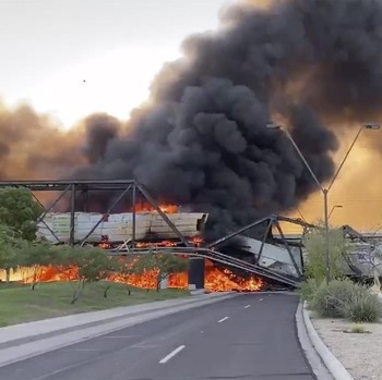 Ngeri! Kereta Tergelincir & Terbakar di Arizona