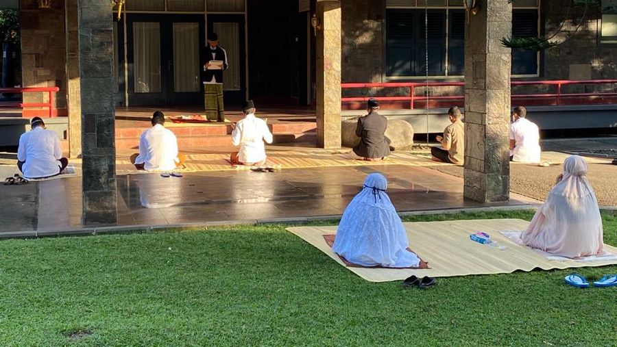 Presiden Jokowi Salat Iduladha di Halaman Wisma Bayurini (Foto: Biro Pers Sekretariat Presiden)