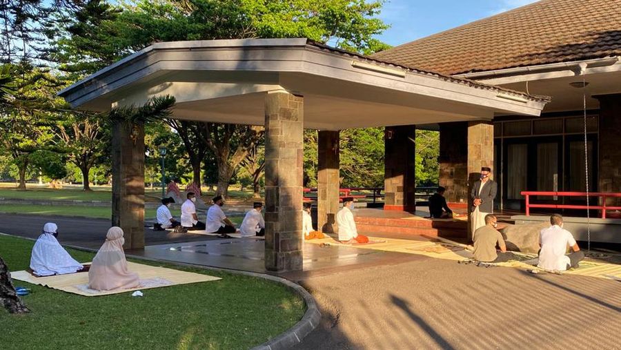 Presiden Jokowi Salat Iduladha di Halaman Wisma Bayurini (Foto: Biro Pers Sekretariat Presiden)