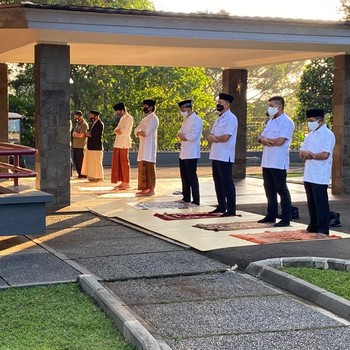 Pakai Masker, Jokowi Sholat Idul Adha di Istana Bogor