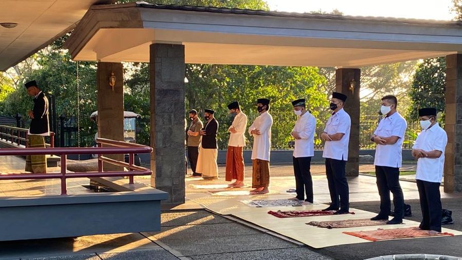 Presiden Jokowi Salat Iduladha di Halaman Wisma Bayurini (Foto: Biro Pers Sekretariat Presiden)