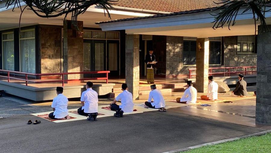 Presiden Jokowi Salat Iduladha di Halaman Wisma Bayurini (Foto: Biro Pers Sekretariat Presiden)