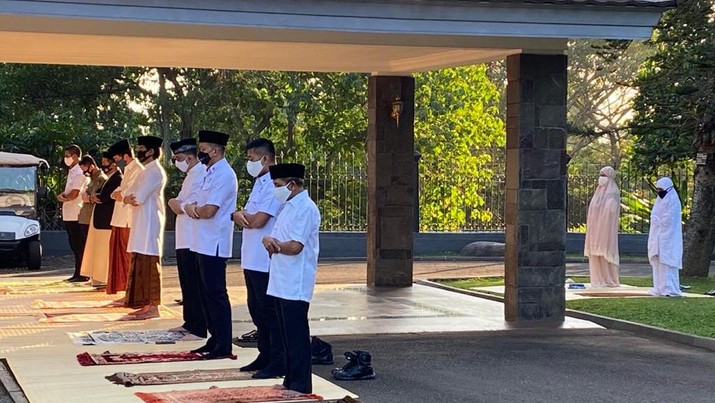 Kumpulan 12+ Foto Jokowi Sholat Paling Dicari