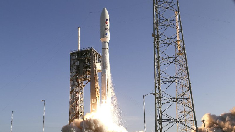 A United Launch Alliance Atlas V rocket lifts off from pad 41 at the Cape Canaveral Air Force Station Thursday, July 30, 2020, in Cape Canaveral, Fla. The mission will send a Mars rover to the Red Planet to search for signs of life, explore the planet's geology and much more. (AP Photo/John Raoux)