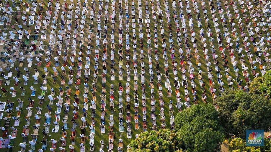 Salat Idul Adha di Masjid Agung Al-Azhar, Jakarta, Jumat (31/7/2020). (CNBC Indonesia/ Andrean Kristianto)