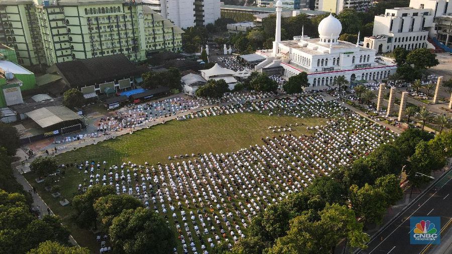 Salat Idul Adha di Masjid Agung Al-Azhar, Jakarta, Jumat (31/7/2020). (CNBC Indonesia/ Andrean Kristianto)